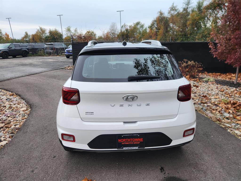 2024 Hyundai Venue Limited photo 4