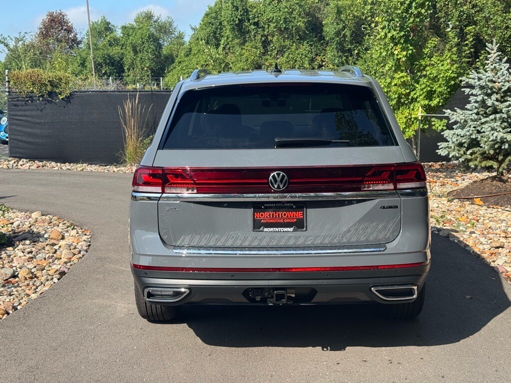 2026 Volkswagen Atlas SEL photo 4