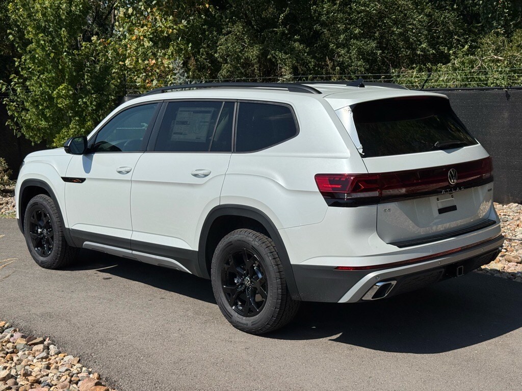 2026 Volkswagen Atlas Peak Edition SE photo 2