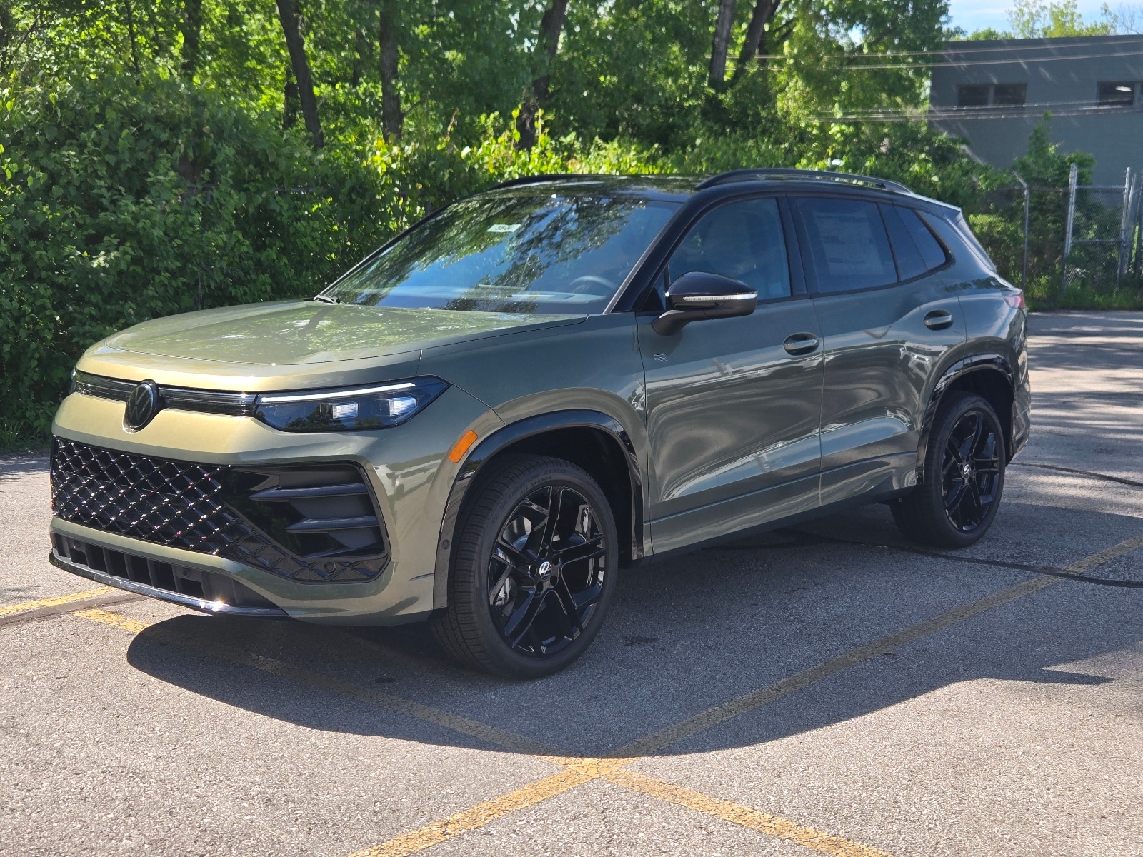 2026 Volkswagen Tiguan 2.0T SE R-Line Black 4Motion's photo