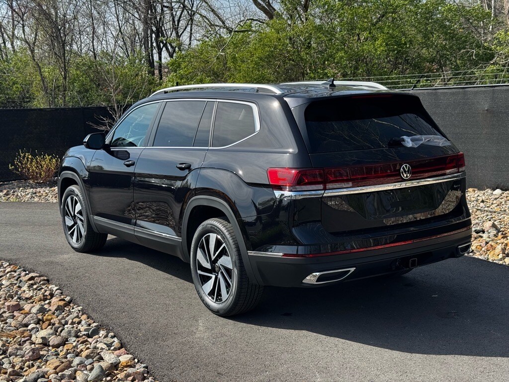 2025 Volkswagen Atlas SEL photo 3