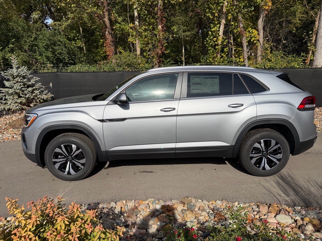 2026 Volkswagen Atlas Cross Sport SE photo 2
