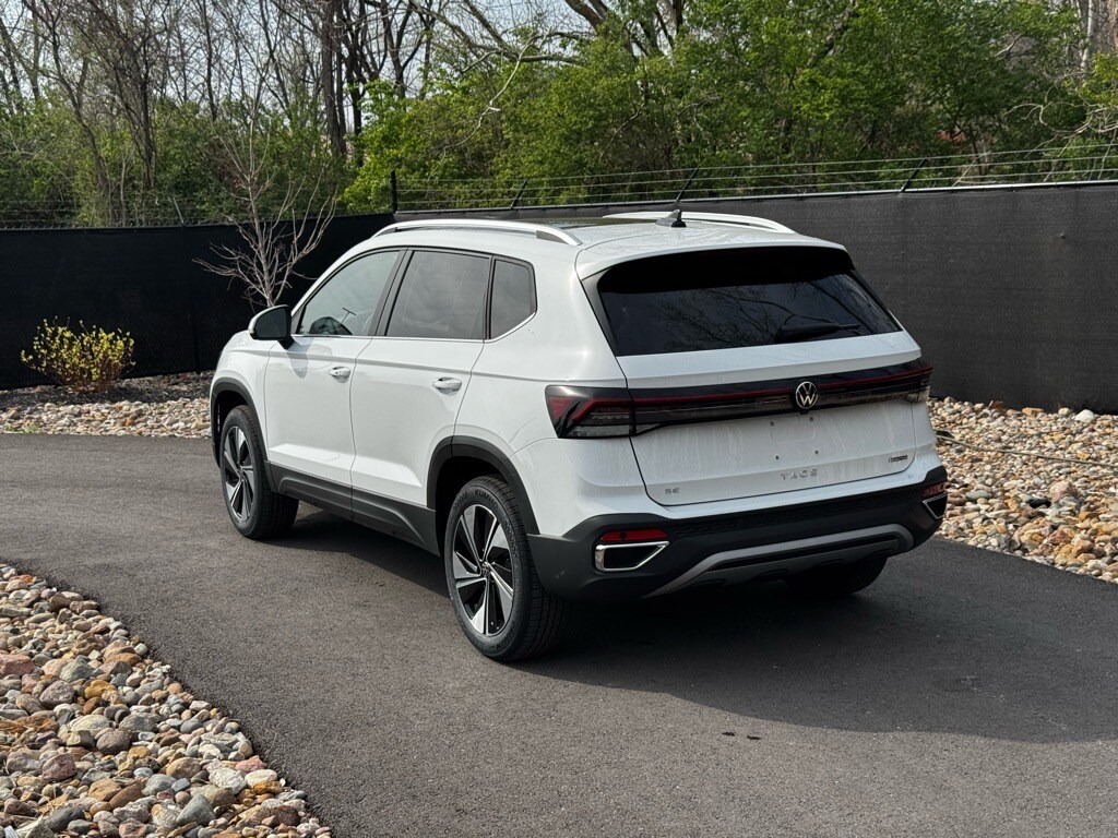 2025 Volkswagen Taos SE photo 3