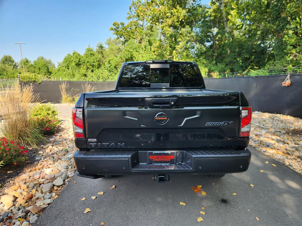 2020 Nissan Titan PRO-4X Crew Cab photo 2
