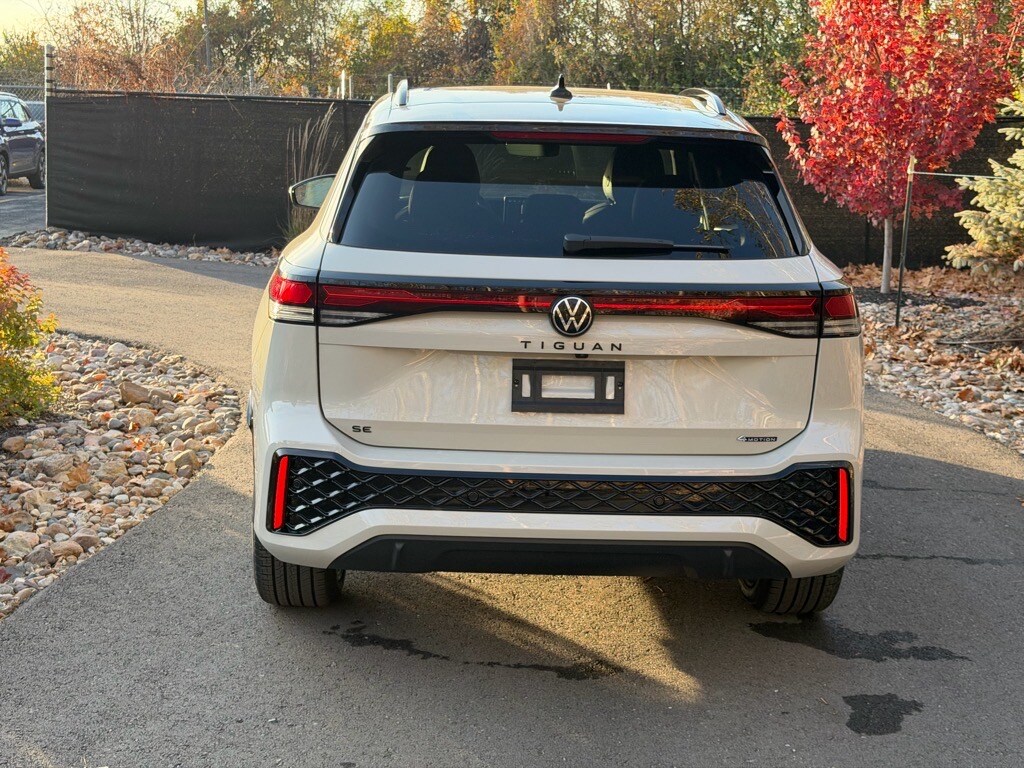 2026 Volkswagen Tiguan SE R-Line Black photo 4