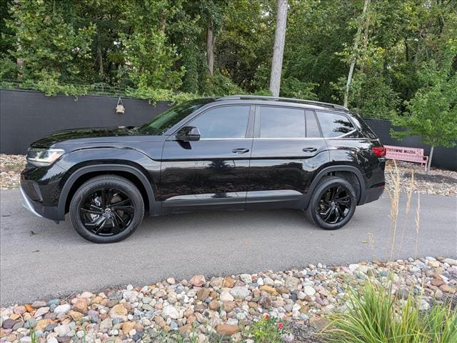 Used 2023 Volkswagen Atlas SE w/Tech with VIN 1V2JR2CA8PC556347 for sale in Kansas City