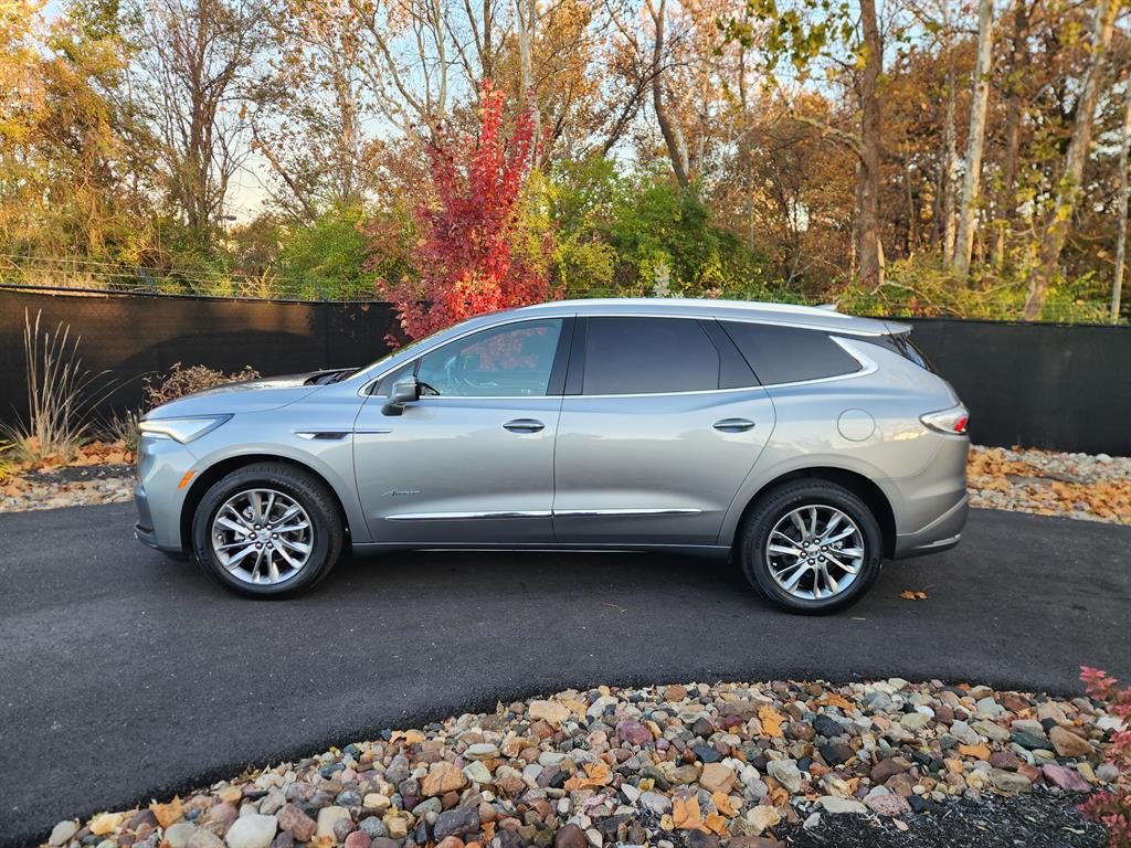 2024 Buick Enclave Avenir photo 2