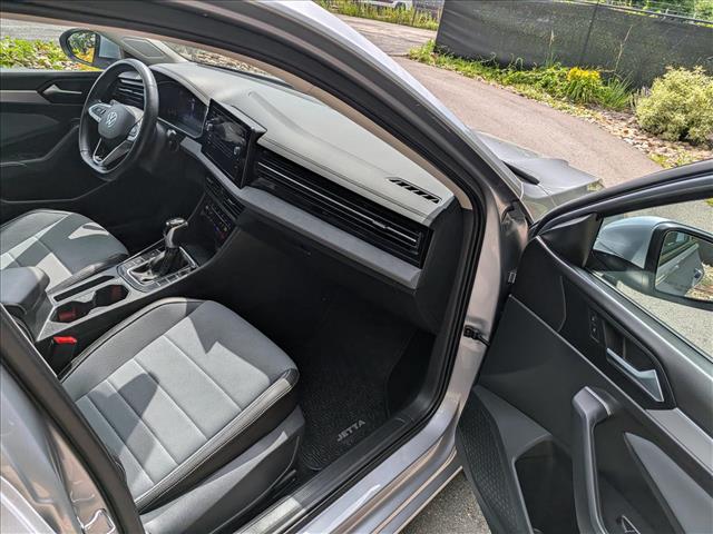 2025 Volkswagen Jetta SE - Photo 11