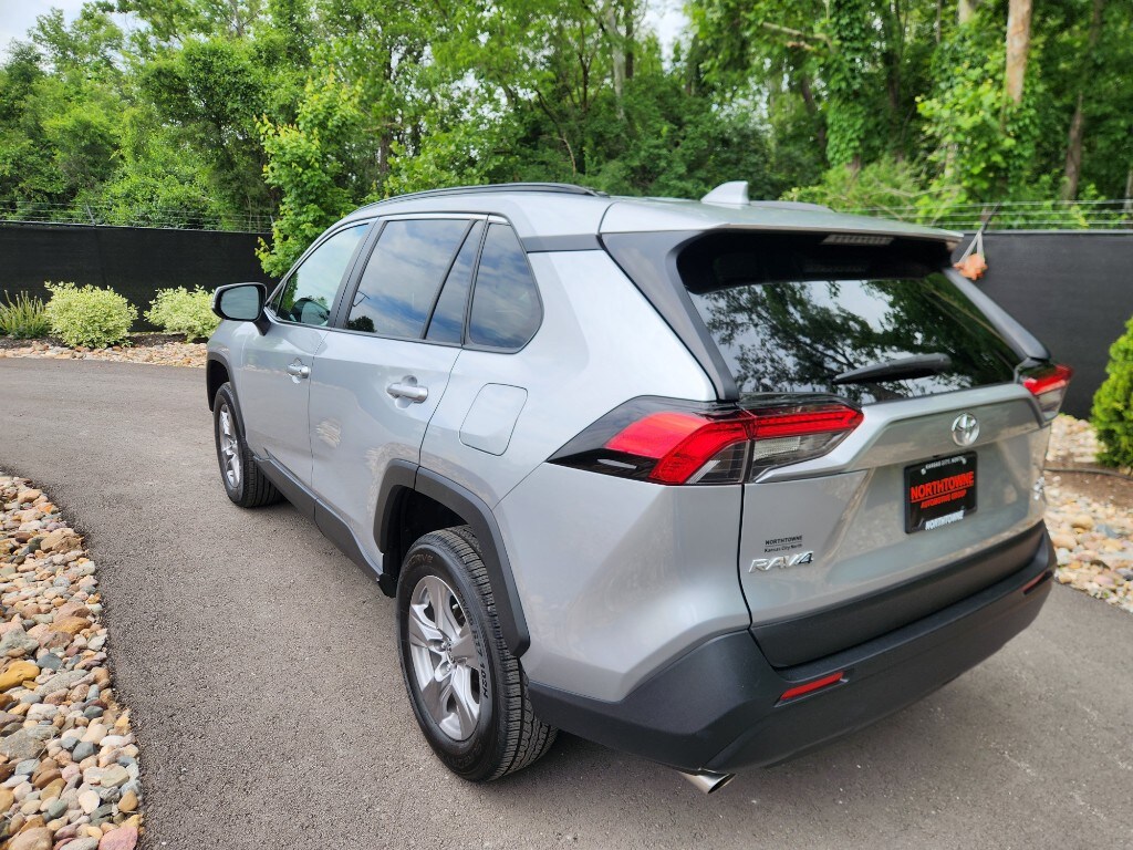 2024 Toyota RAV4 XLE photo 3
