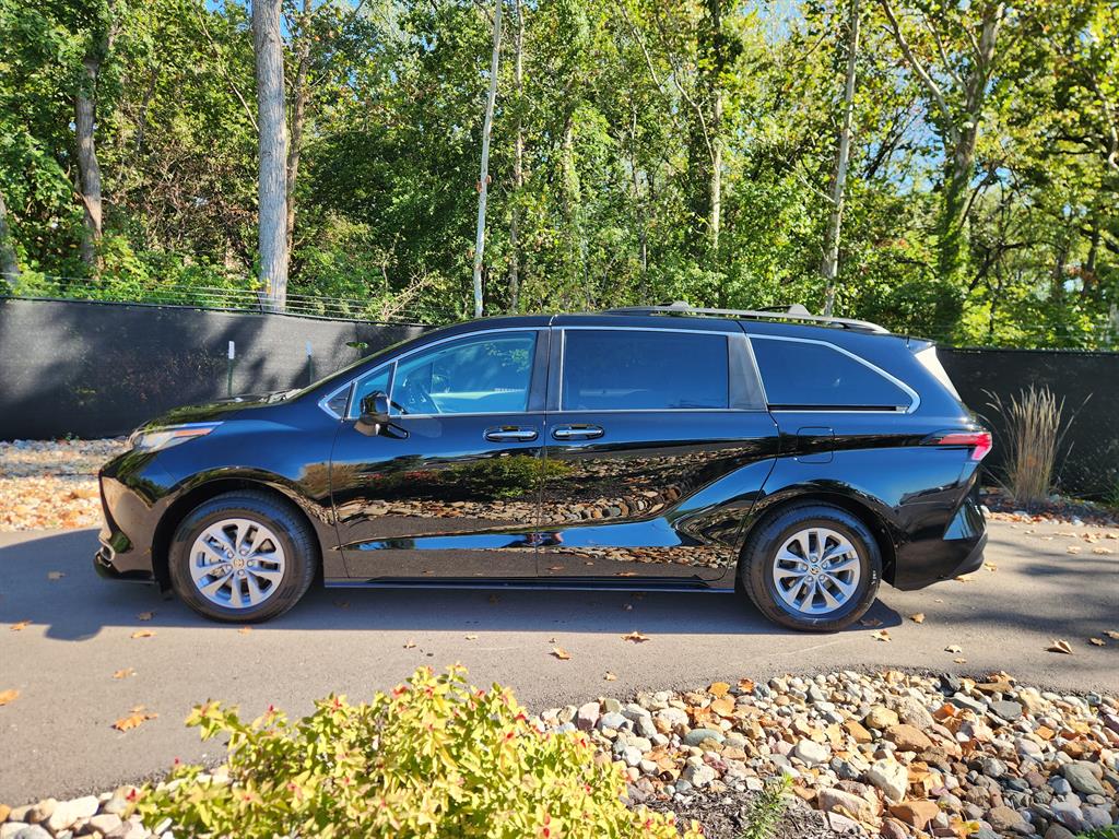 2022 Toyota Sienna XLE photo 2
