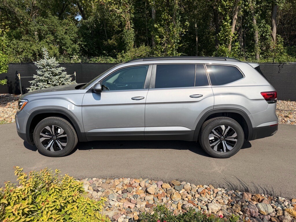 2026 Volkswagen Atlas SE photo 2
