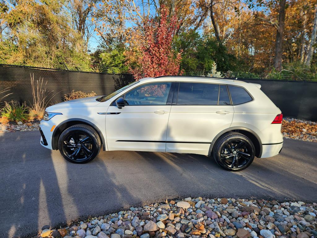 2024 Volkswagen Tiguan SE R-Line Black photo 2