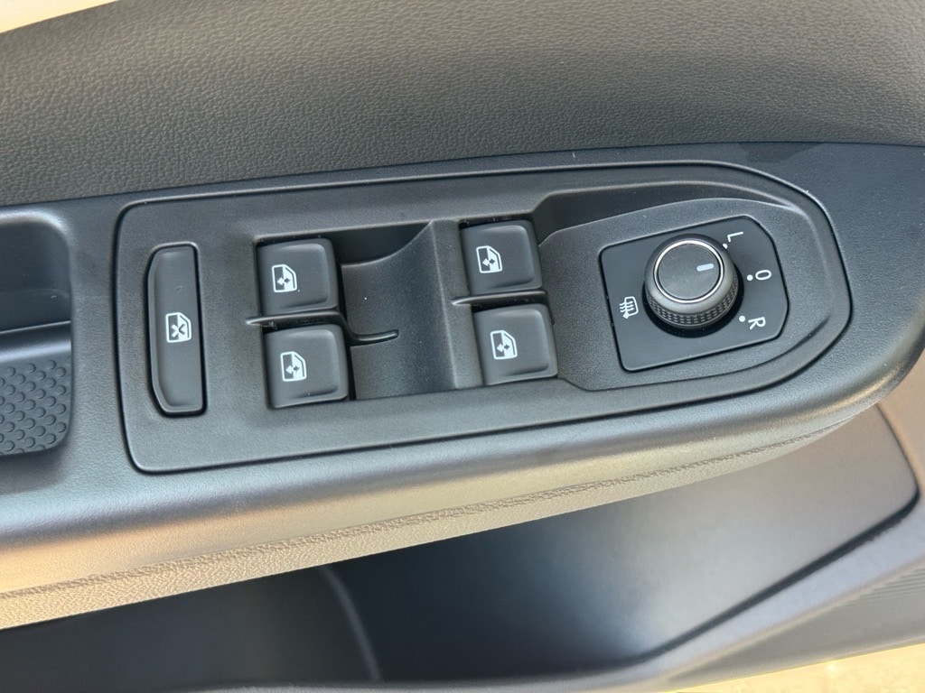 2025 Volkswagen Taos SE - Photo 21