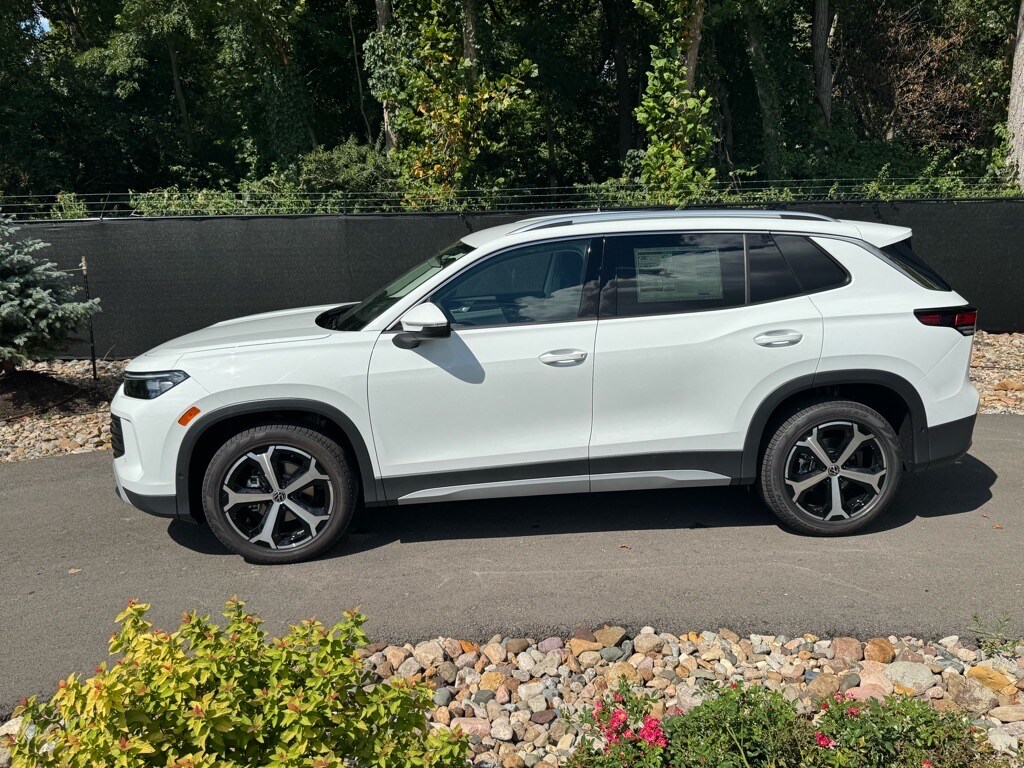 2025 Volkswagen Tiguan SE photo 2