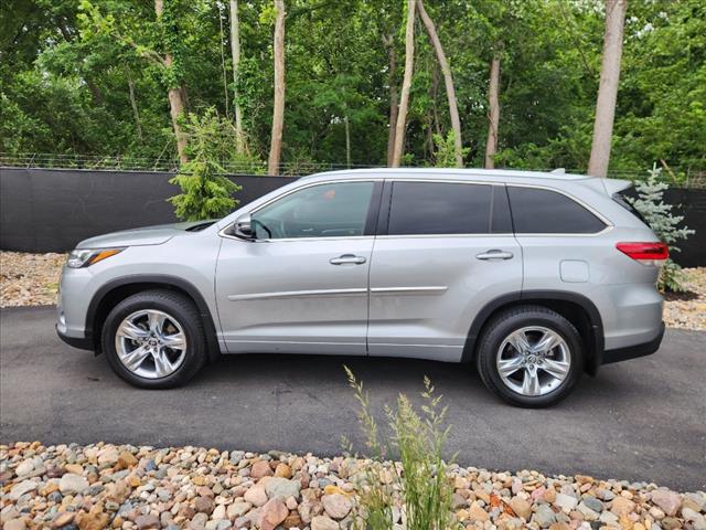 Used 2019 Toyota Highlander Limited with VIN 5TDDZRFH0KS702568 for sale in Kansas City