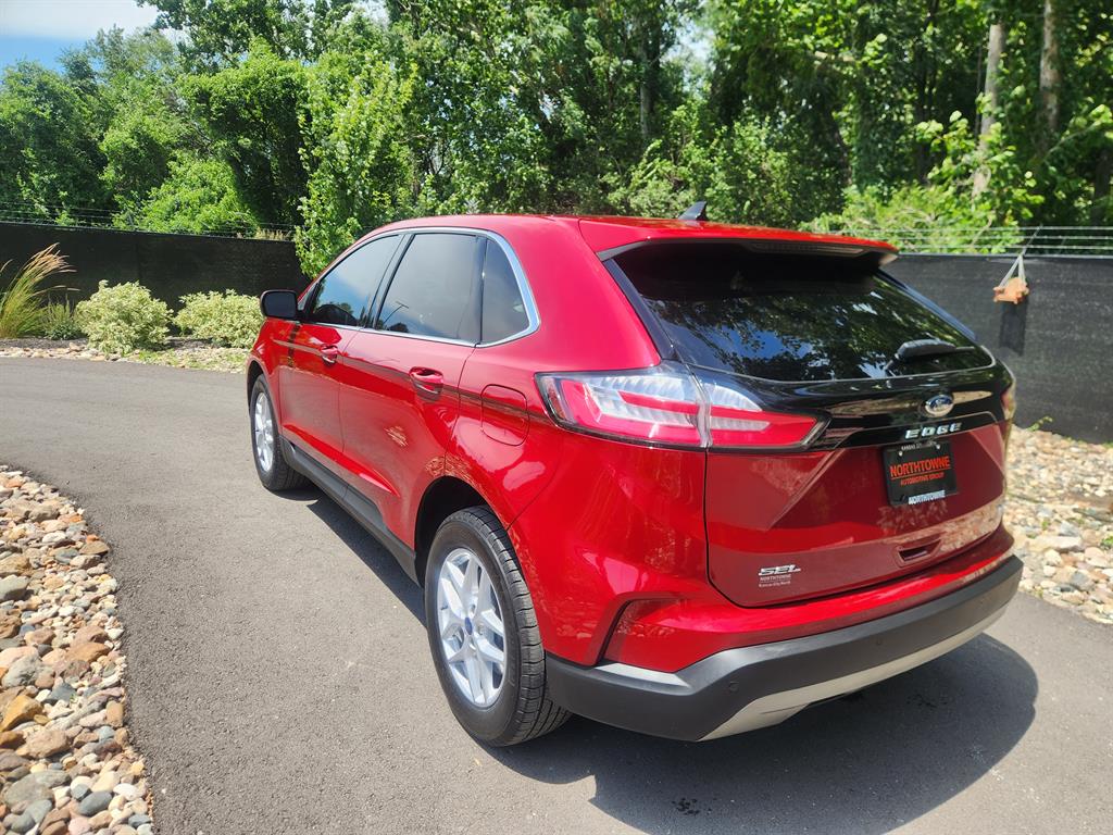 2022 Ford Edge SEL photo 3