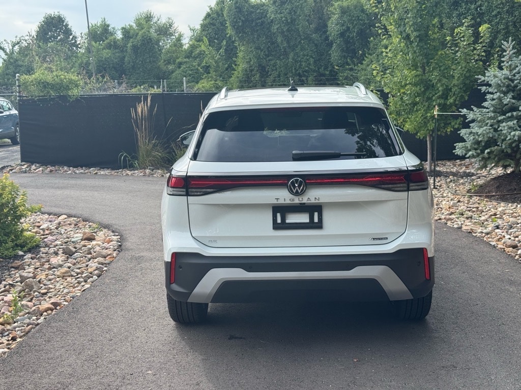 New 2025 Volkswagen Tiguan 2.0T SE SUV