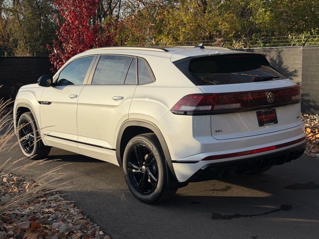 2026 Volkswagen Atlas Cross Sport SEL R-Line photo 2