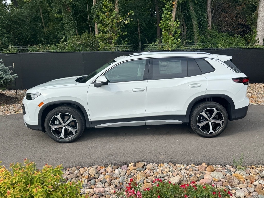 New 2025 Volkswagen Tiguan 2.0T SE SUV