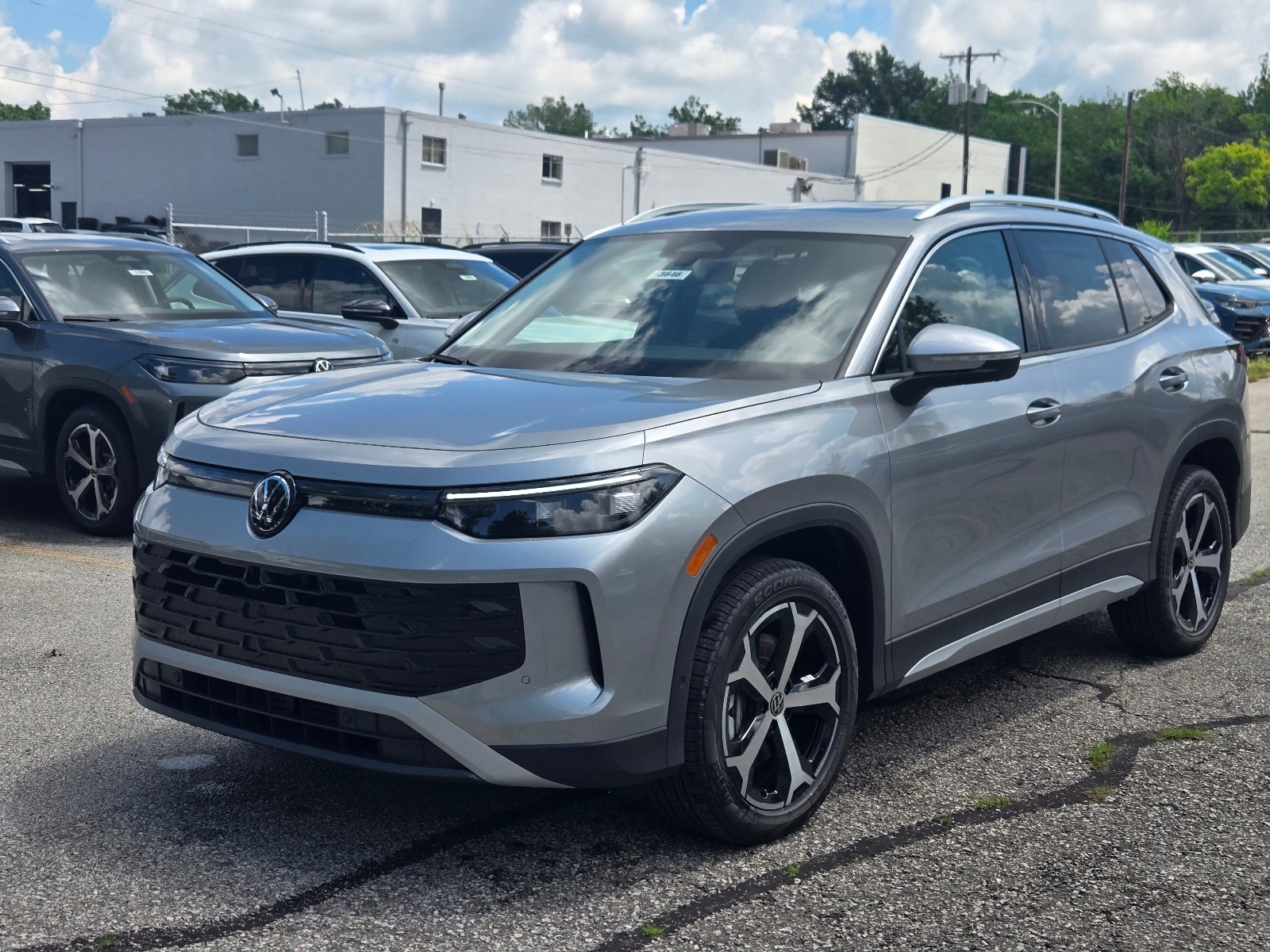 2026 Volkswagen Tiguan 2.0T SE 4Motion's photo