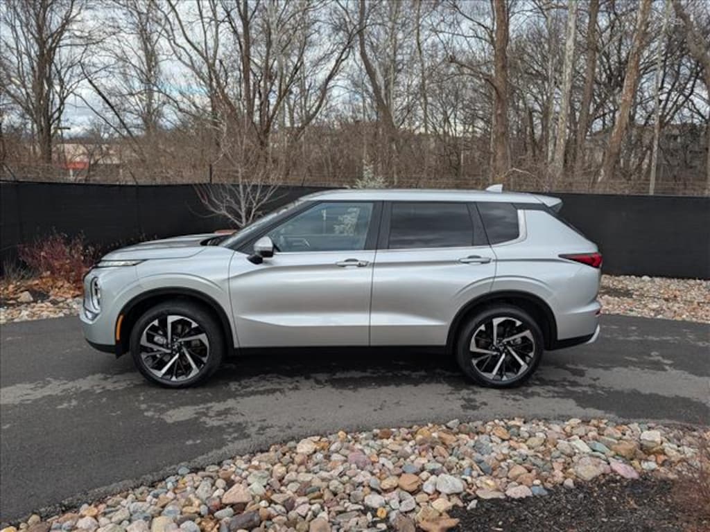Used 2024 Mitsubishi Outlander SE SUV