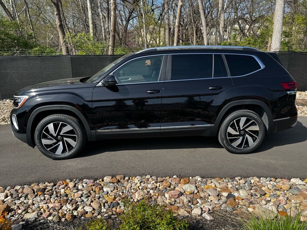 2025 Volkswagen Atlas SEL photo 2