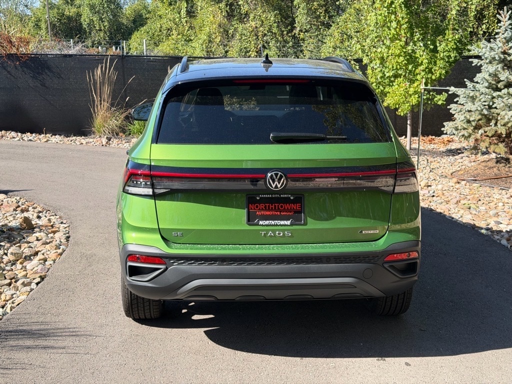 New 2025 Volkswagen Taos 1.5T SE Black SUV