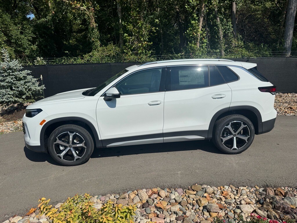 2025 Volkswagen Tiguan SE photo 2