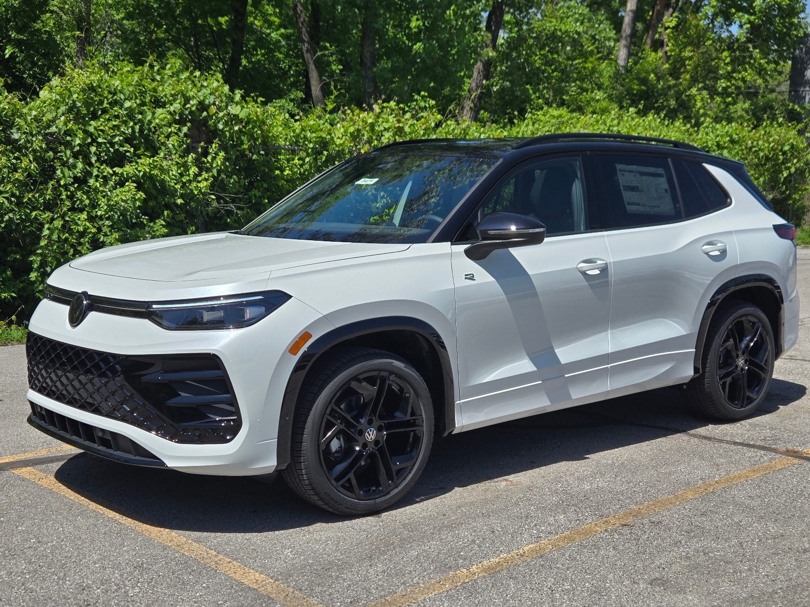 2026 Volkswagen Tiguan 2.0T SE R-Line Black's photo