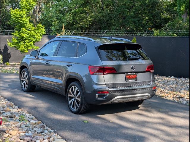 2022 Volkswagen Taos SE photo 3
