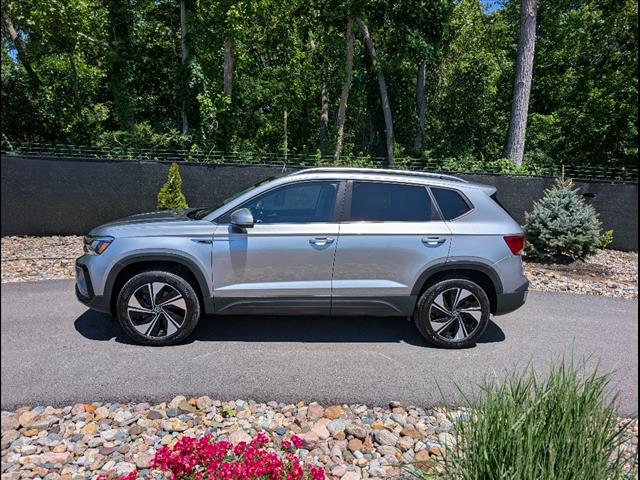 2024 Volkswagen Taos SE photo 4