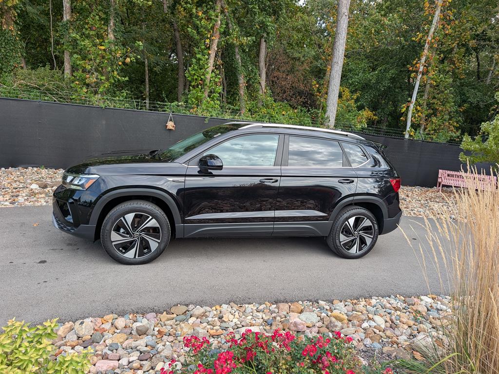 2024 Volkswagen Taos SE photo 2