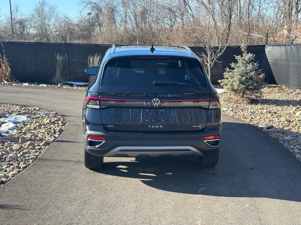 2025 Volkswagen Taos SEL photo 4