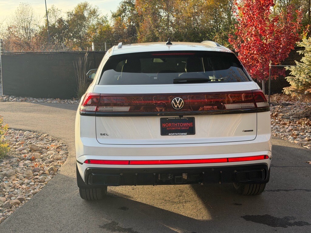 2026 Volkswagen Atlas Cross Sport SEL R-Line photo 3