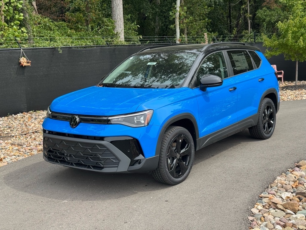 2025 Volkswagen Taos SE Black's photo