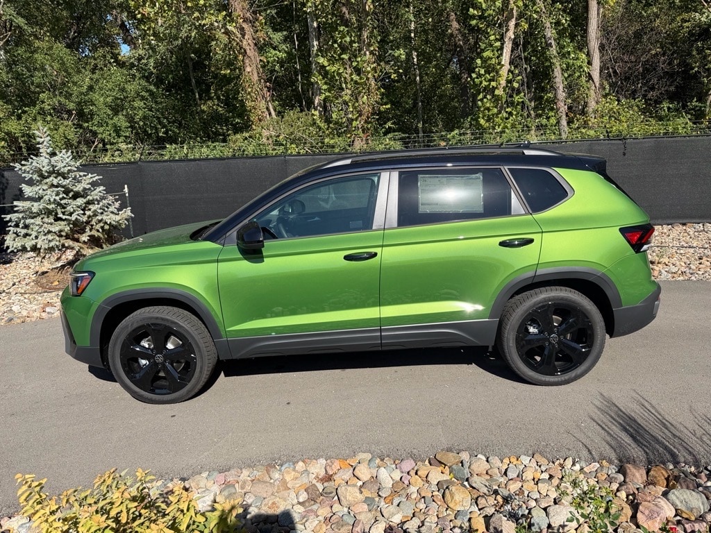 New 2025 Volkswagen Taos 1.5T SE Black SUV