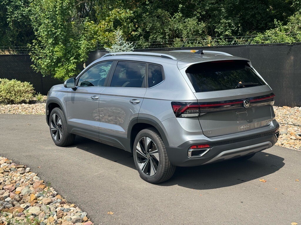 2025 Volkswagen Taos SE photo 3