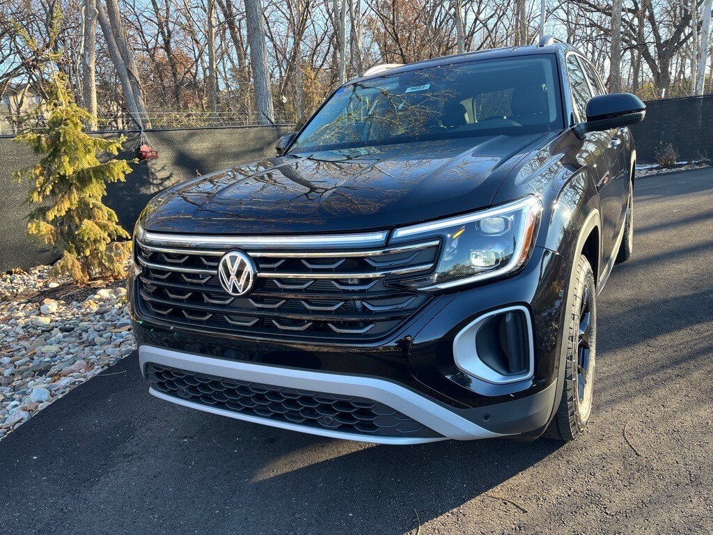 2025 Volkswagen Atlas Peak Edition photo 2