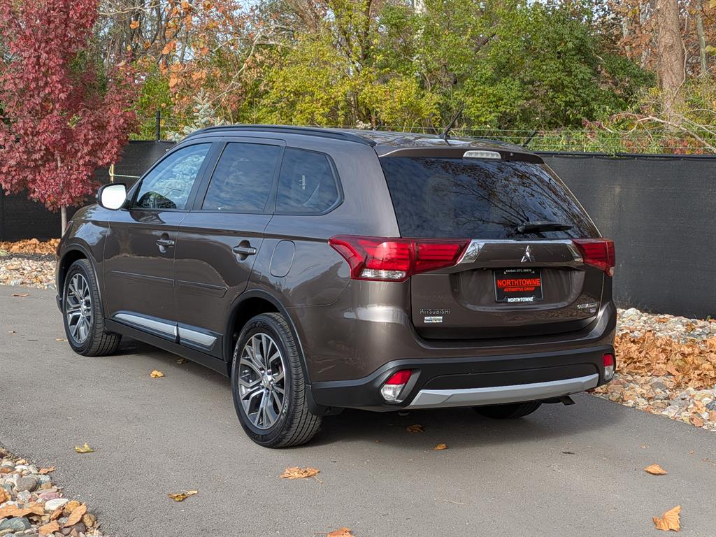 2016 Mitsubishi Outlander SEL photo 2