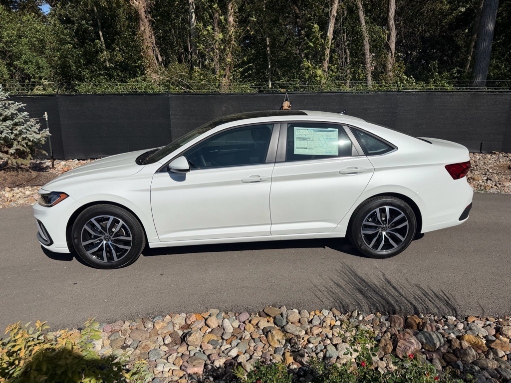 New 2025 Volkswagen Jetta 1.5T SE Sedan
