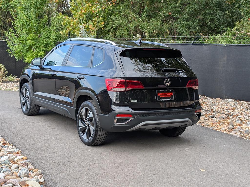 2024 Volkswagen Taos SE photo 3