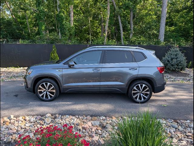 2022 Volkswagen Taos SE photo 2