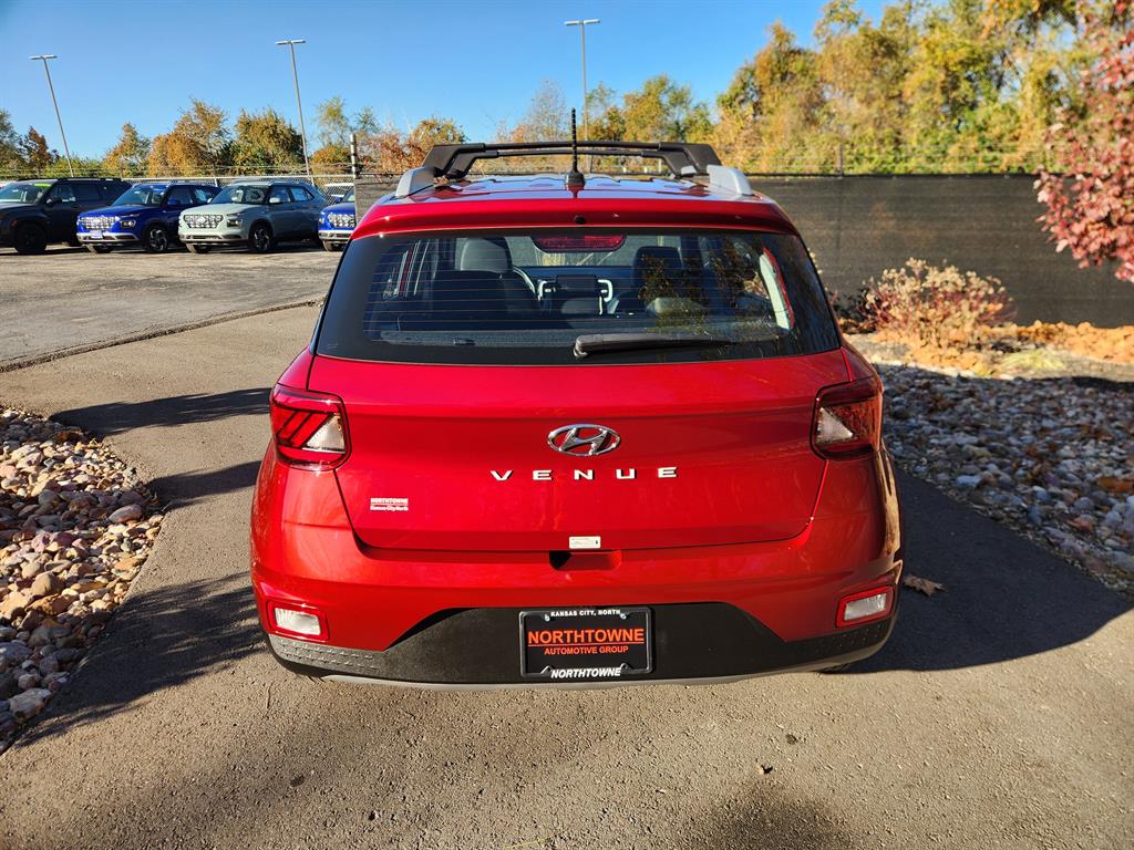 2024 Hyundai Venue Limited photo 4