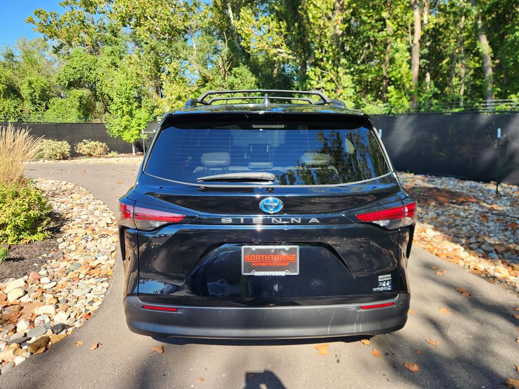 2022 Toyota Sienna XLE photo 4