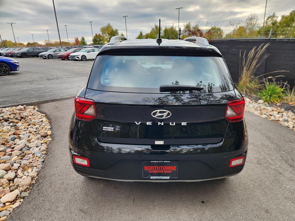 2024 Hyundai Venue SEL photo 4