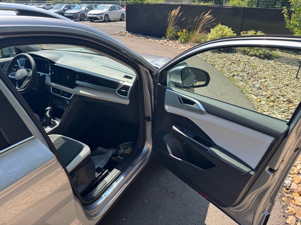 2025 Volkswagen Taos SE - Photo 11