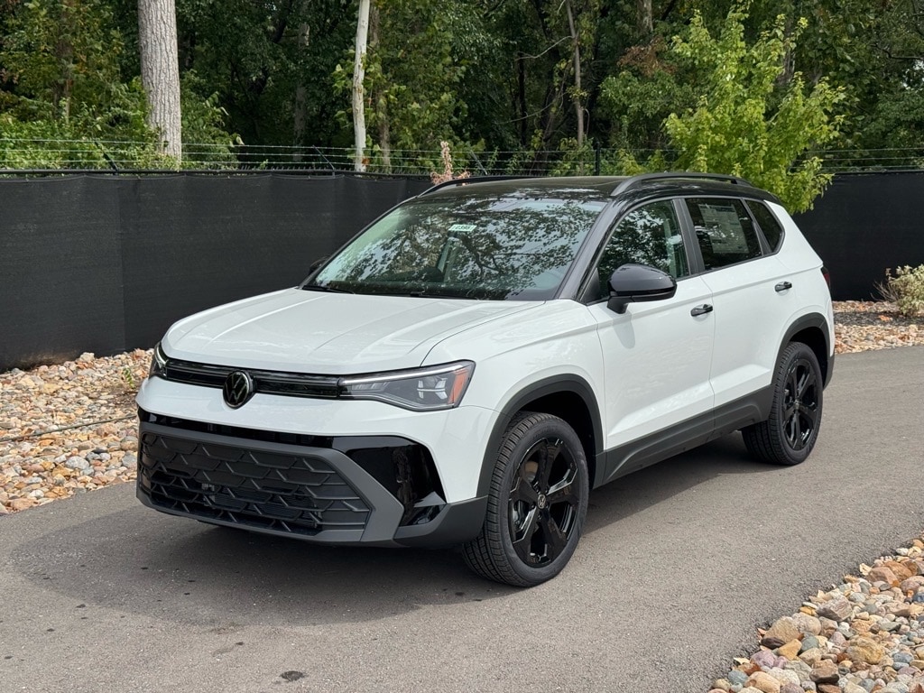 2025 Volkswagen Taos SE Black's photo