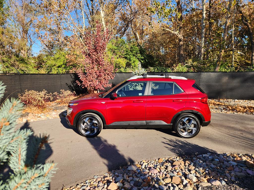 2024 Hyundai Venue Limited photo 2