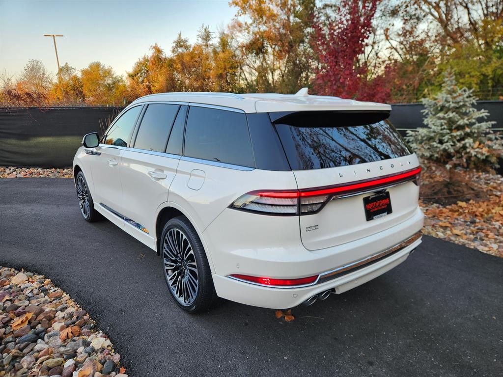 2022 Lincoln Aviator Black Label photo 3