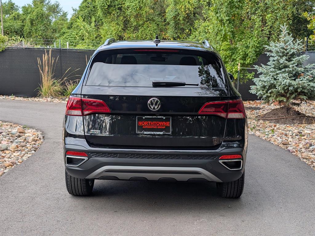 2024 Volkswagen Taos SE photo 4